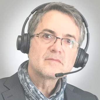 Allg. beeidigter Dolmetscher Mann mit Brille und Headset, trägt einen Schal und einen Anzug.